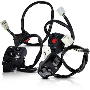 Unidades de interruptores para manillares de motocicletas con mazo de cables y diversos elementos de mando.